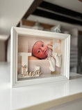 Bild in Galerie-Betrachter laden, Rahmen für Baby 3D - Abdrücke mit Babyfoto + Gravur & Buchstabe - Atelier Body - pArts
