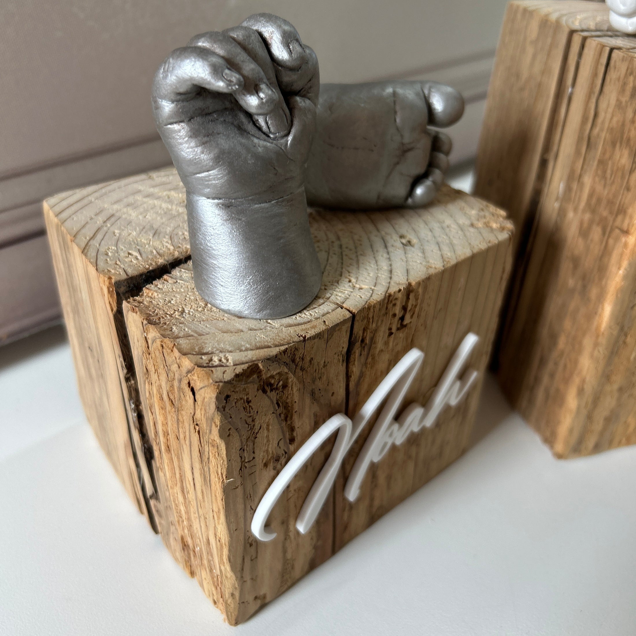 Holzsockel „Fachwerk“ mit Namensgravur, 2 Höhen - Atelier Body - pArts