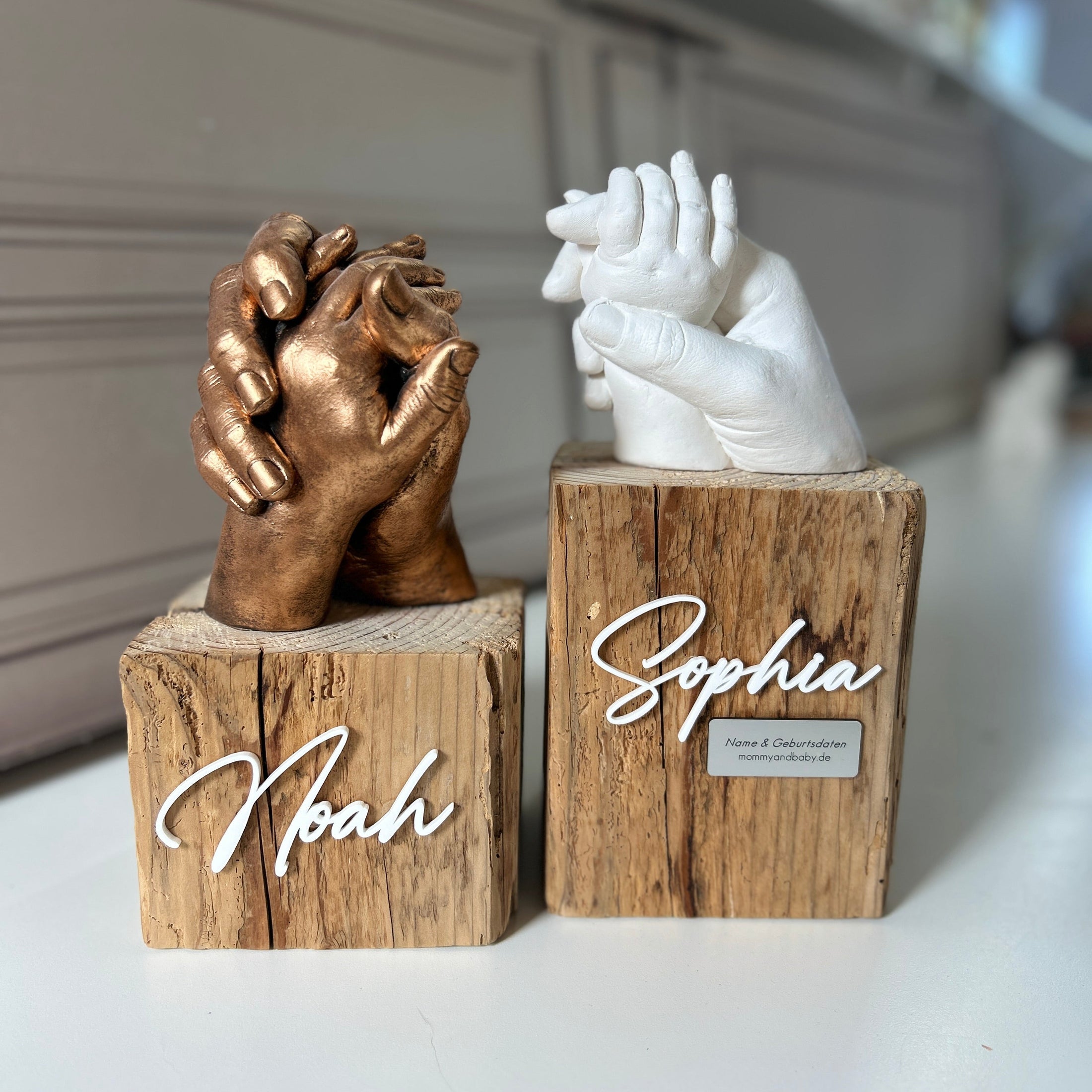 Dekorativer Sockel aus Fachwerkholz mit personalisiertem Namen in geschwungener Schrift - Atelier Body - pArts