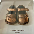 Bild in Galerie-Betrachter laden, Personalisierter Erinnerungsrahmen mit den ersten Kinderschuhen, veredelt in Gold, Silber oder Bronze, handgefertigt im Atelier Julia Schulze.
