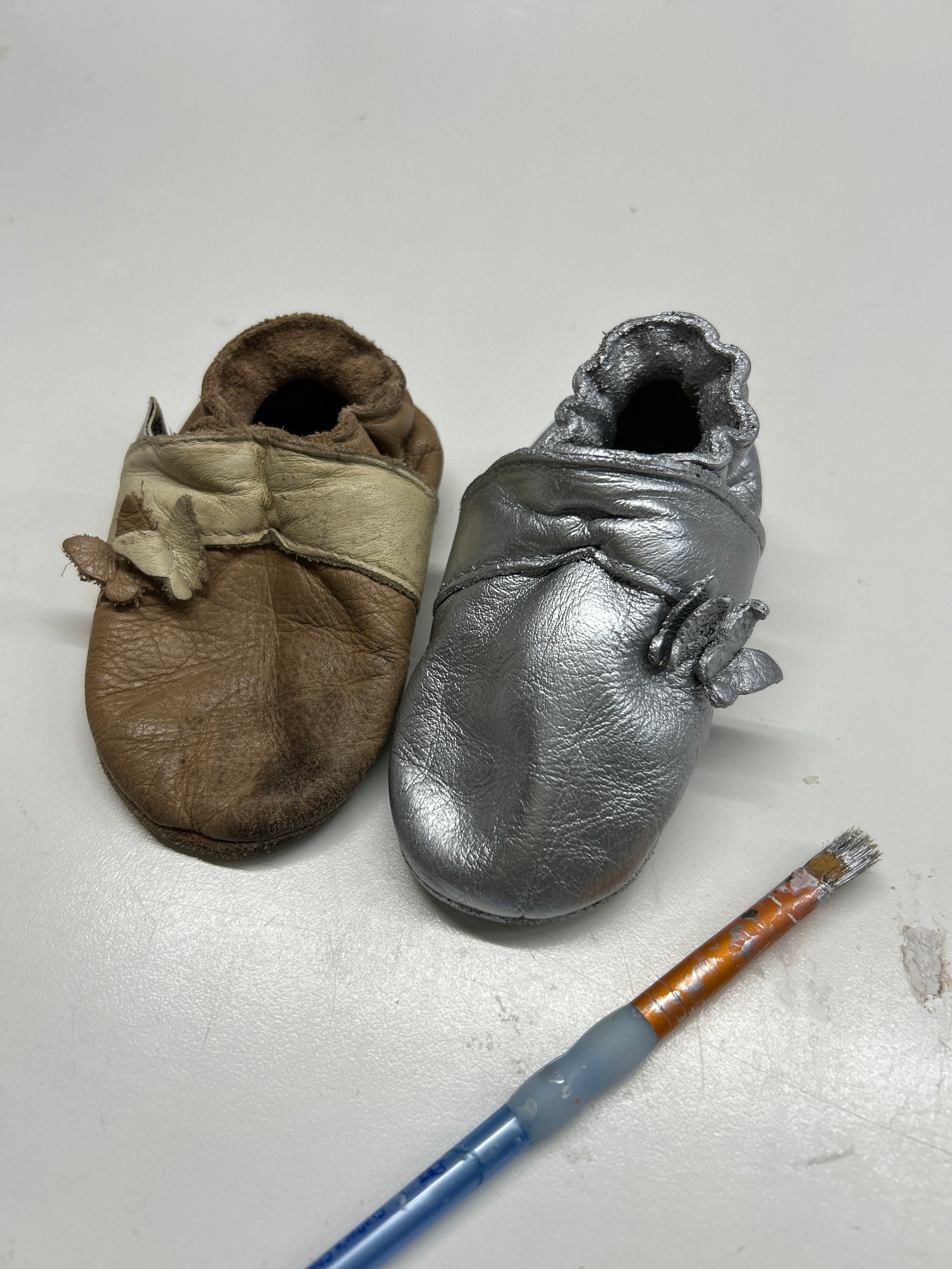 Erinnerungsrahmen „Erste Babyschuhe“ – personalisiert & handveredelt - Atelier Body - pArts