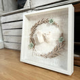 Bild in Galerie-Betrachter laden, Objektrahmen 35 x 35 für Baby 3D - Abdrücke mit floralem Holzkranz + Namen - Atelier Body - pArts
