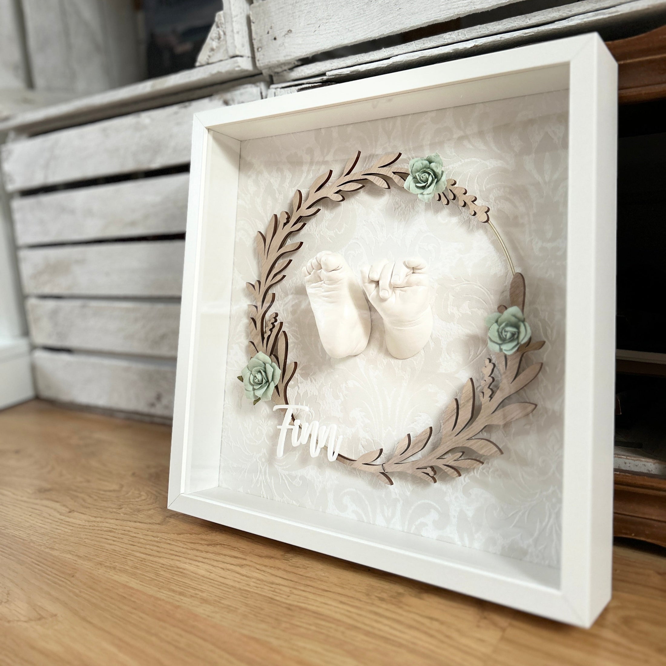Objektrahmen 35 x 35 für Baby 3D - Abdrücke mit floralem Holzkranz + Namen - Atelier Body - pArts