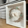 Bild in Galerie-Betrachter laden, Objektrahmen 35 x 35 für Baby 3D - Abdrücke mit floralem Holzkranz + Namen - Atelier Body - pArts
