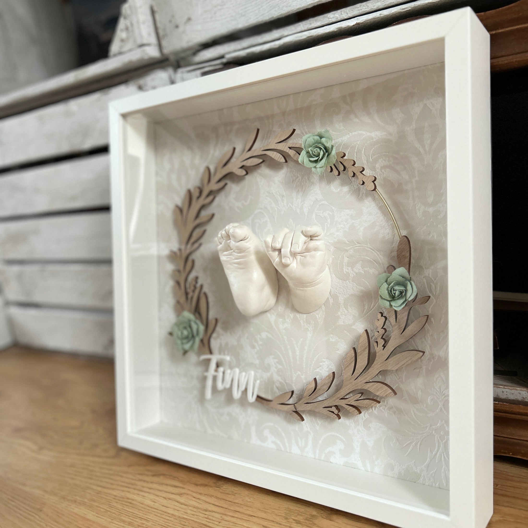 Objektrahmen 35 x 35 für Baby 3D - Abdrücke mit floralem Holzkranz + Namen - Atelier Body - pArts