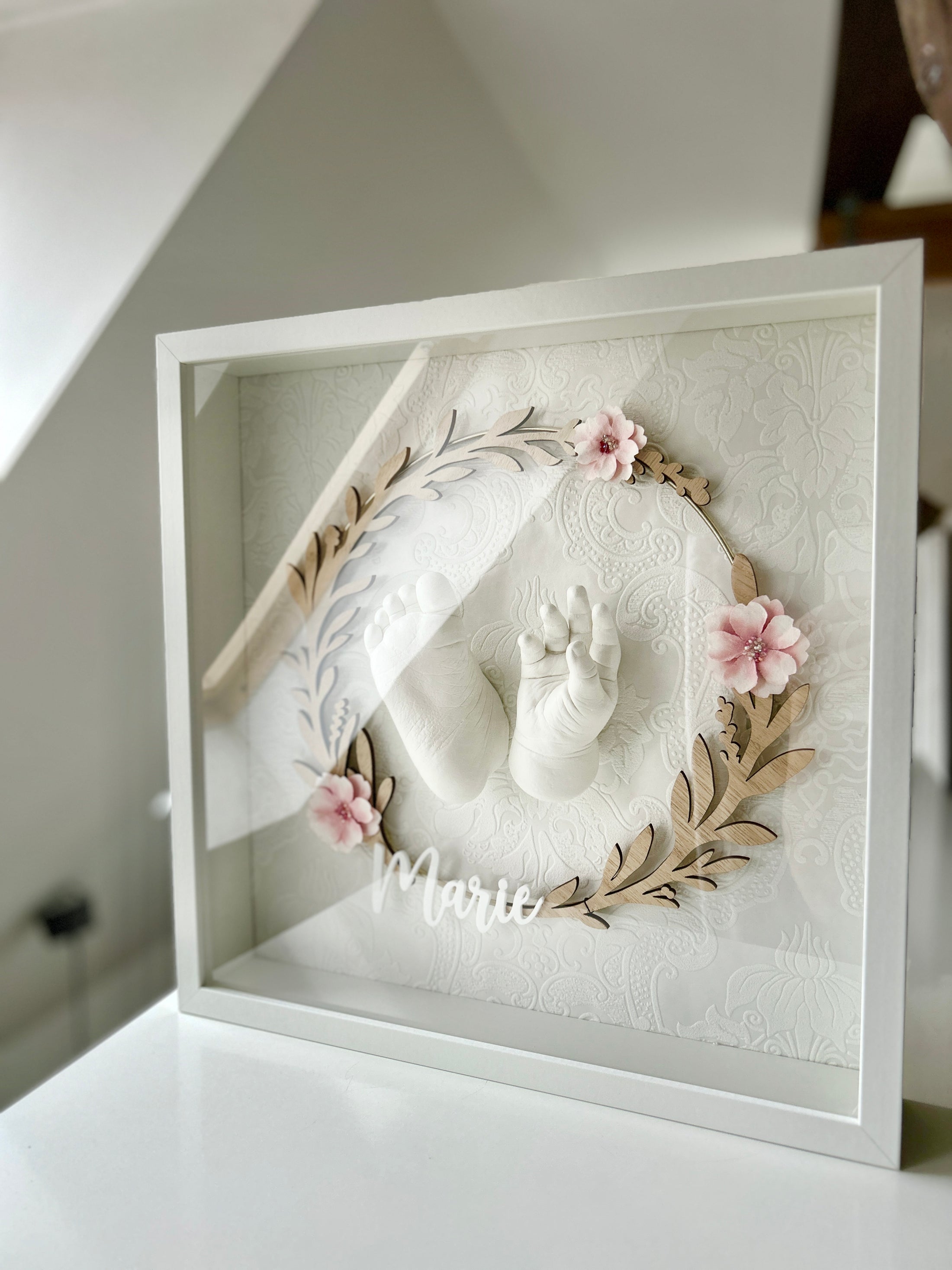Objektrahmen 35 x 35 für Baby 3D - Abdrücke mit floralem Holzkranz + Namen - Atelier Body - pArts