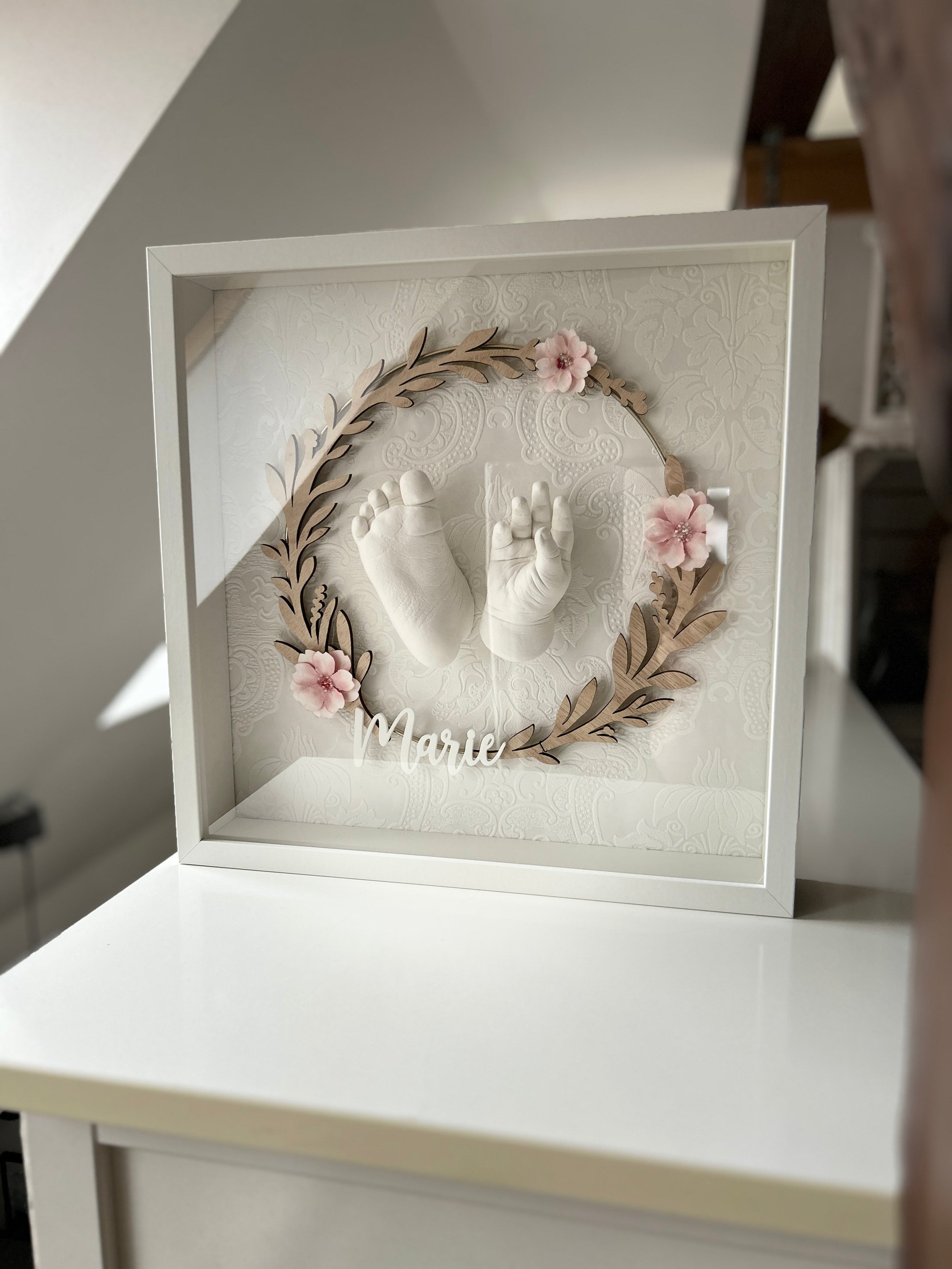 Objektrahmen 35 x 35 für Baby 3D - Abdrücke mit floralem Holzkranz + Namen - Atelier Body - pArts