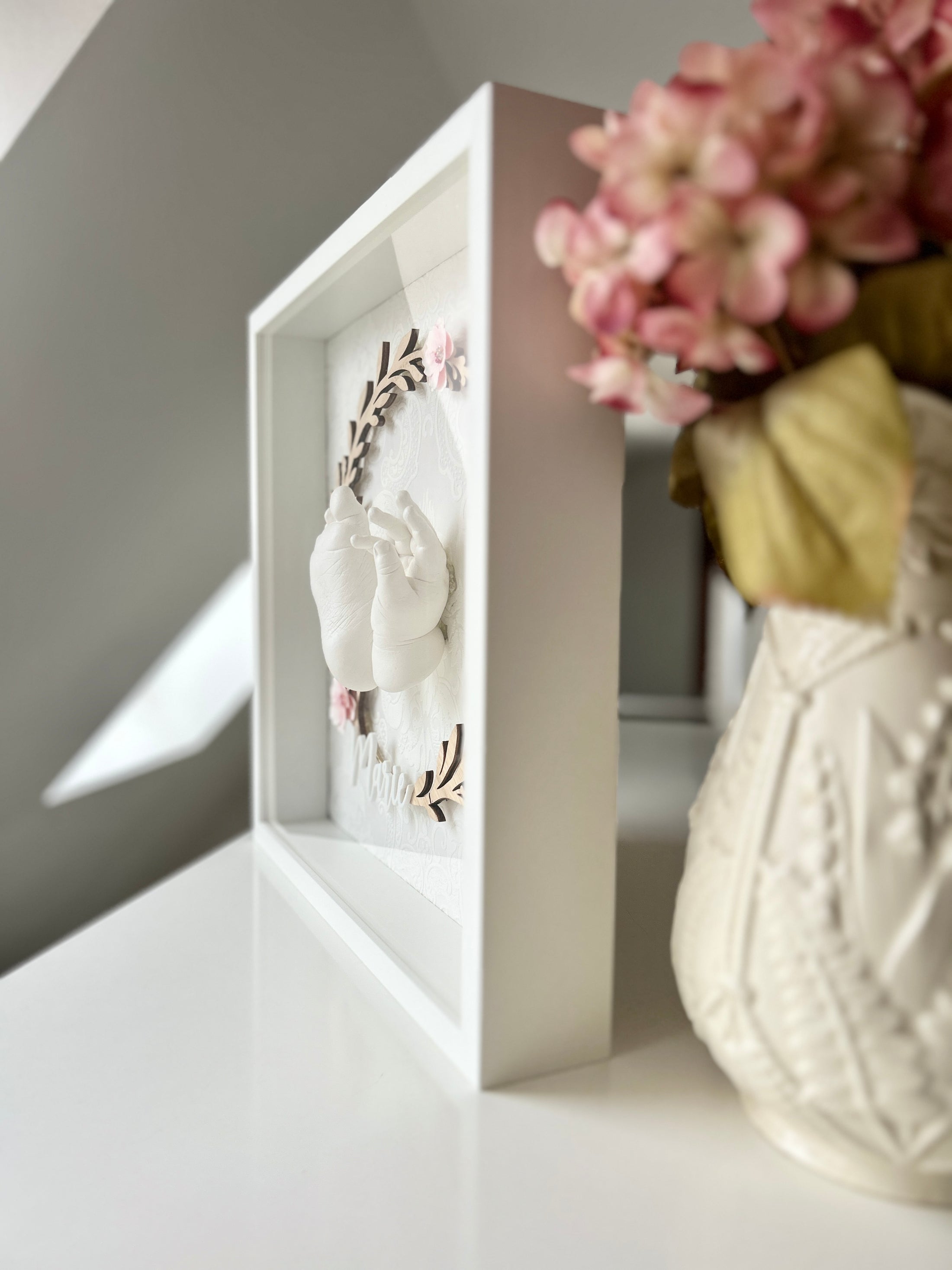 Objektrahmen 35 x 35 für Baby 3D - Abdrücke mit floralem Holzkranz + Namen - Atelier Body - pArts