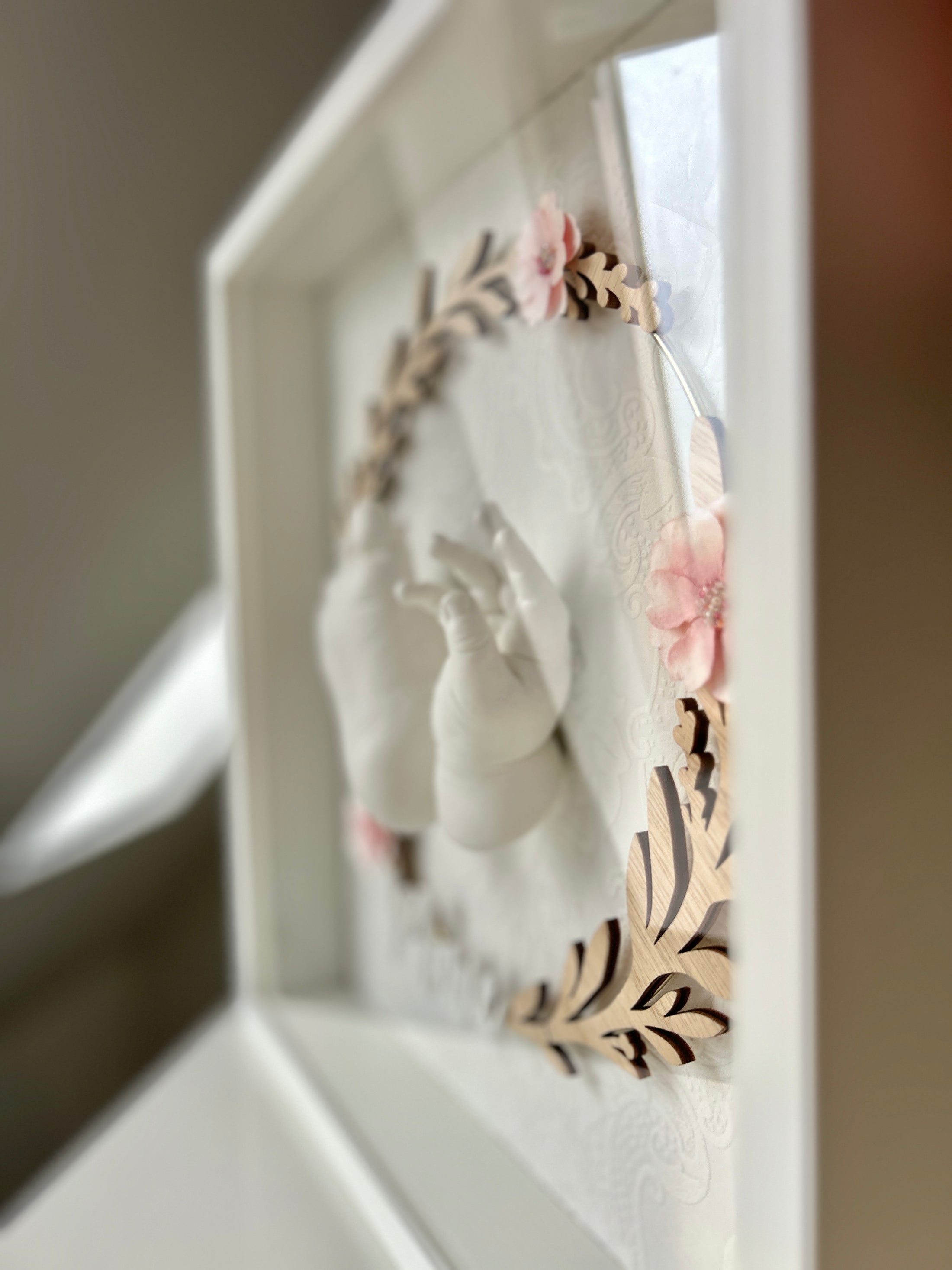 Objektrahmen 35 x 35 für Baby 3D - Abdrücke mit floralem Holzkranz + Namen - Atelier Body - pArts