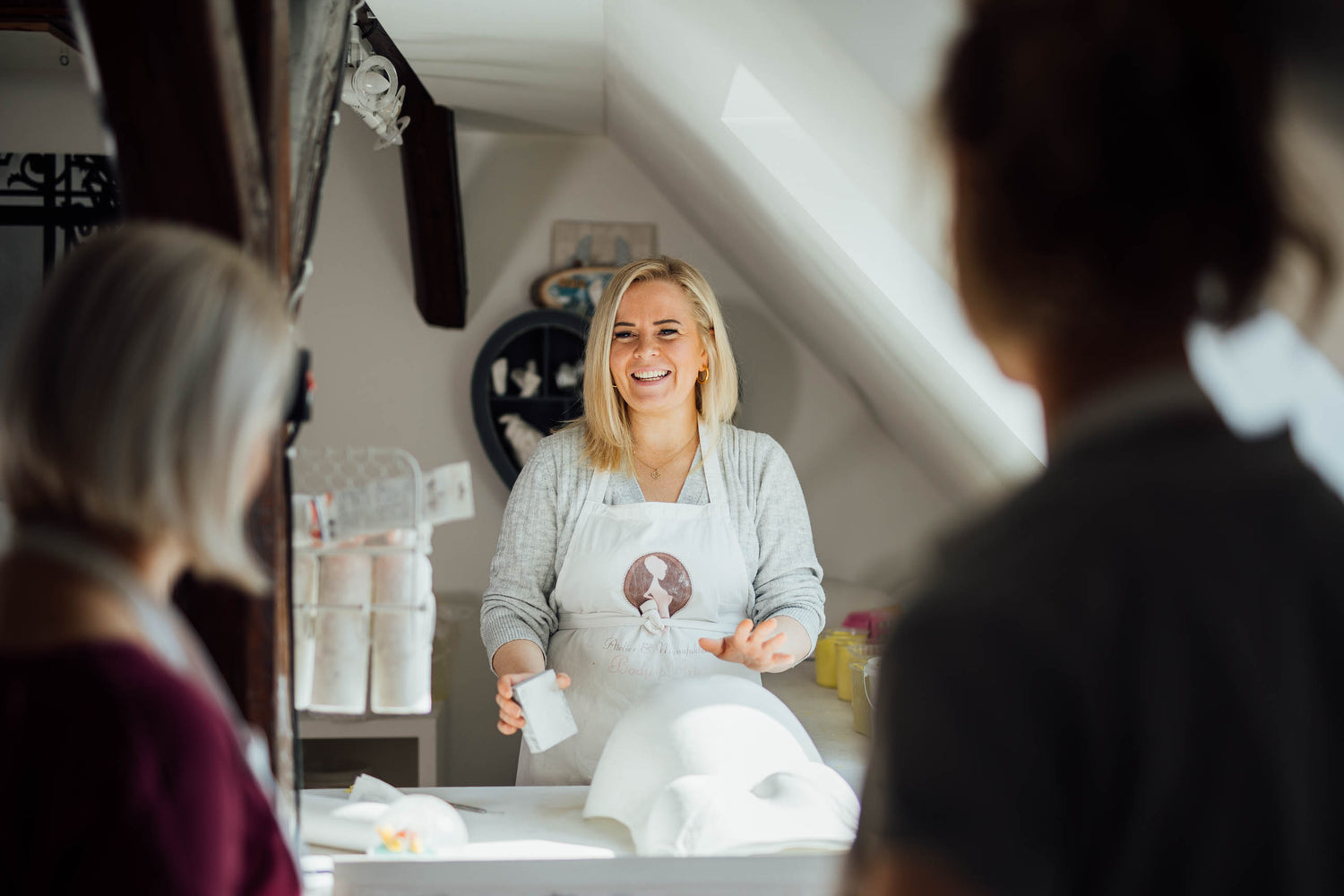 Julia Schulze erklärt in einem Workshop worauf bei der Abformung und Veredelung eines Gipsabdrucks vom Babybauch aus einer Schwangerschaft geachtet werden sollten. Ein Abdruck kann mit Gipsbinden erstellt werden, aber auch als Vollausguss mit alle Details