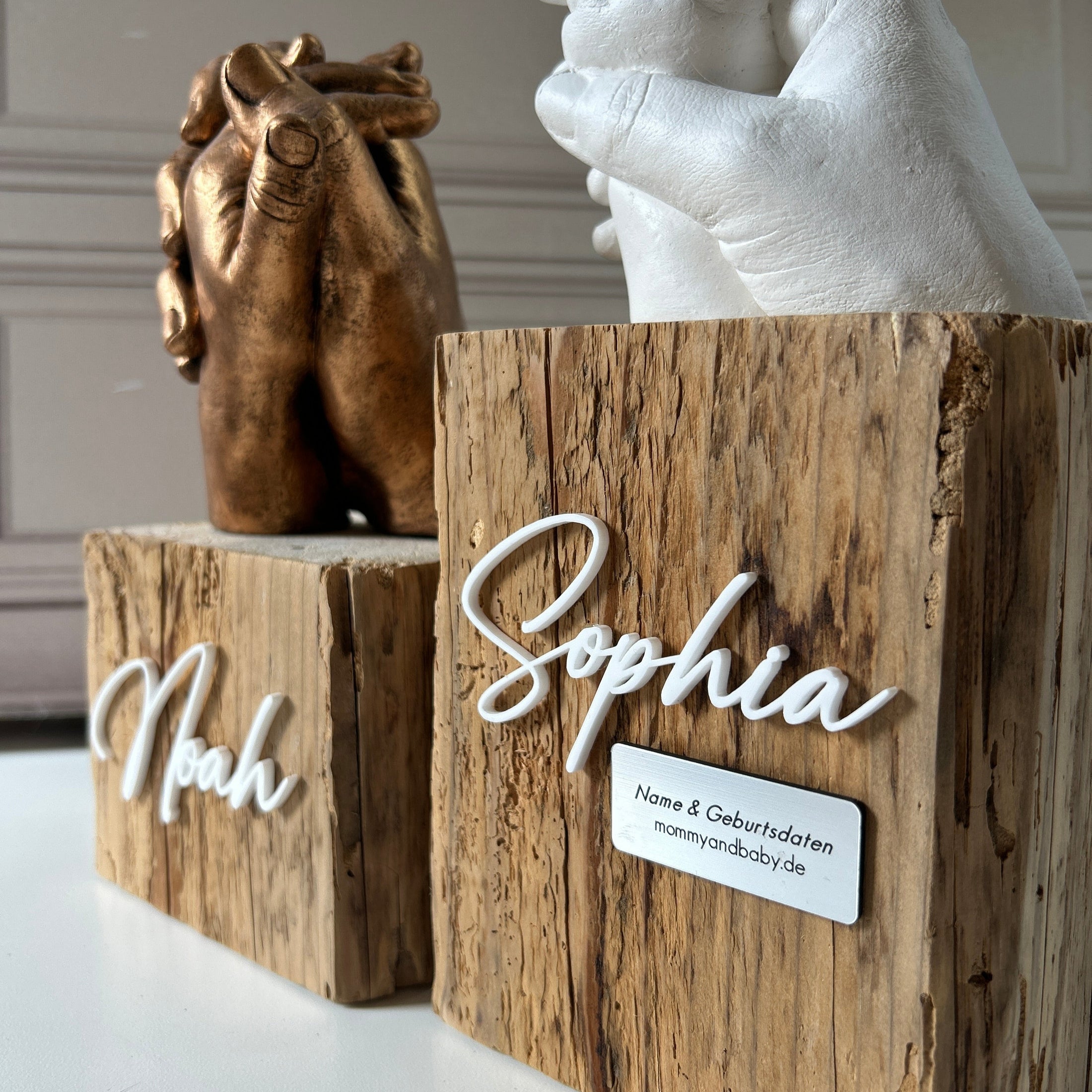 Holzsockel im Vintage-Look, personalisiert mit Namensschrift in Weiß, Gold oder Silber - Atelier Body - pArts