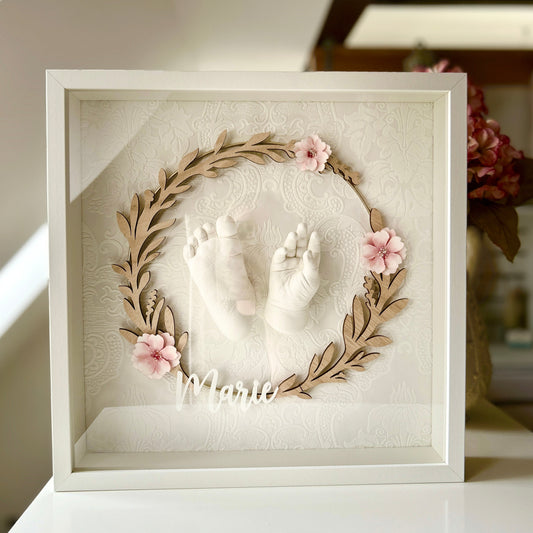 Objektrahmen 35 x 35 für Baby 3D - Abdrücke mit floralem Holzkranz + Namen - Atelier Body - pArts