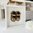 Bild in Galerie-Betrachter laden, Weißer Bilderrahmen mit echten Babyschuhen, veredelt in Edelmetallfarbe, individuell beschriftet mit Namen – exklusives Baby-Geschenk aus Handarbeit.
