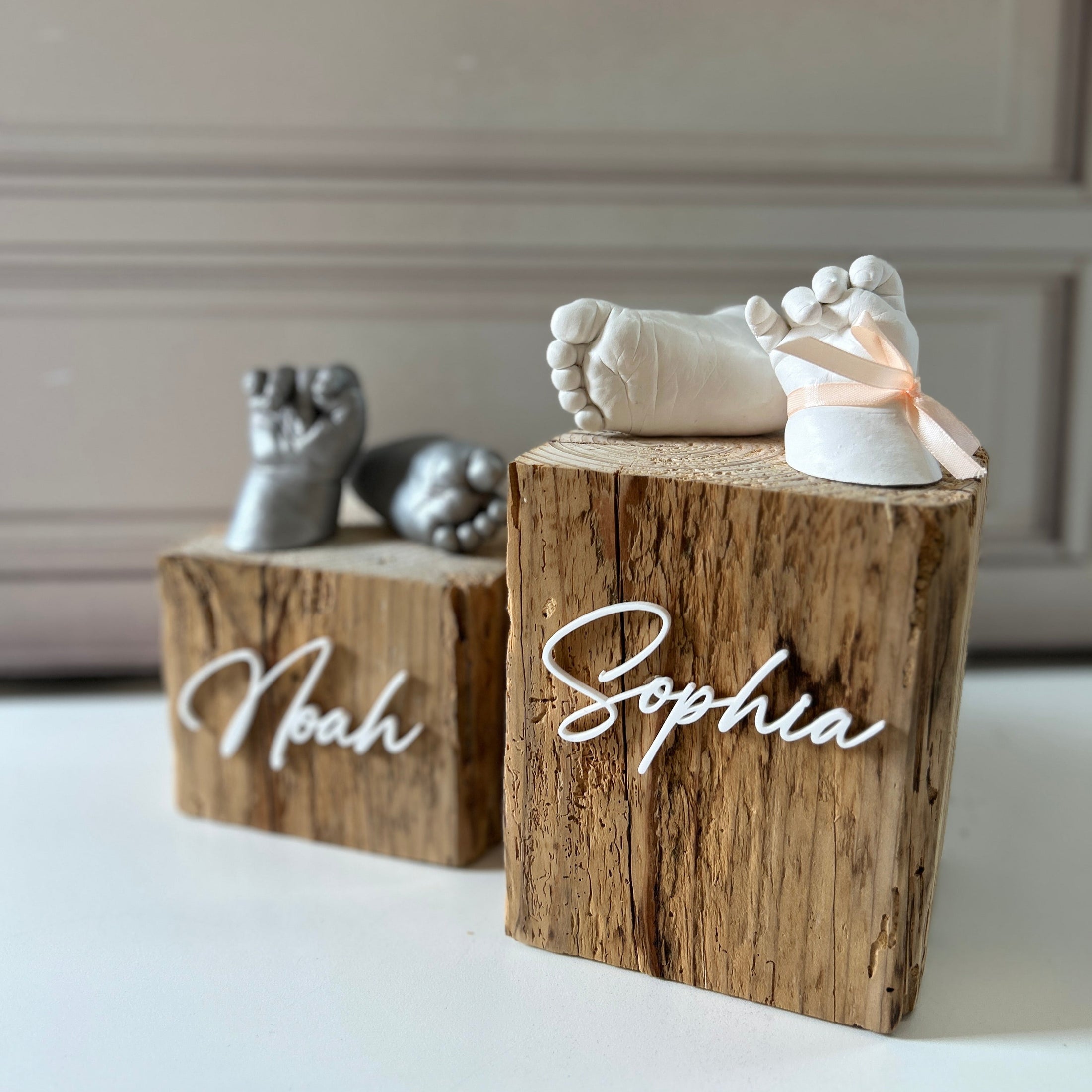 Präsentationssockel aus Naturholz für Babyhandabdrücke, mit personalisierter Schriftplatte - Atelier Body - pArts