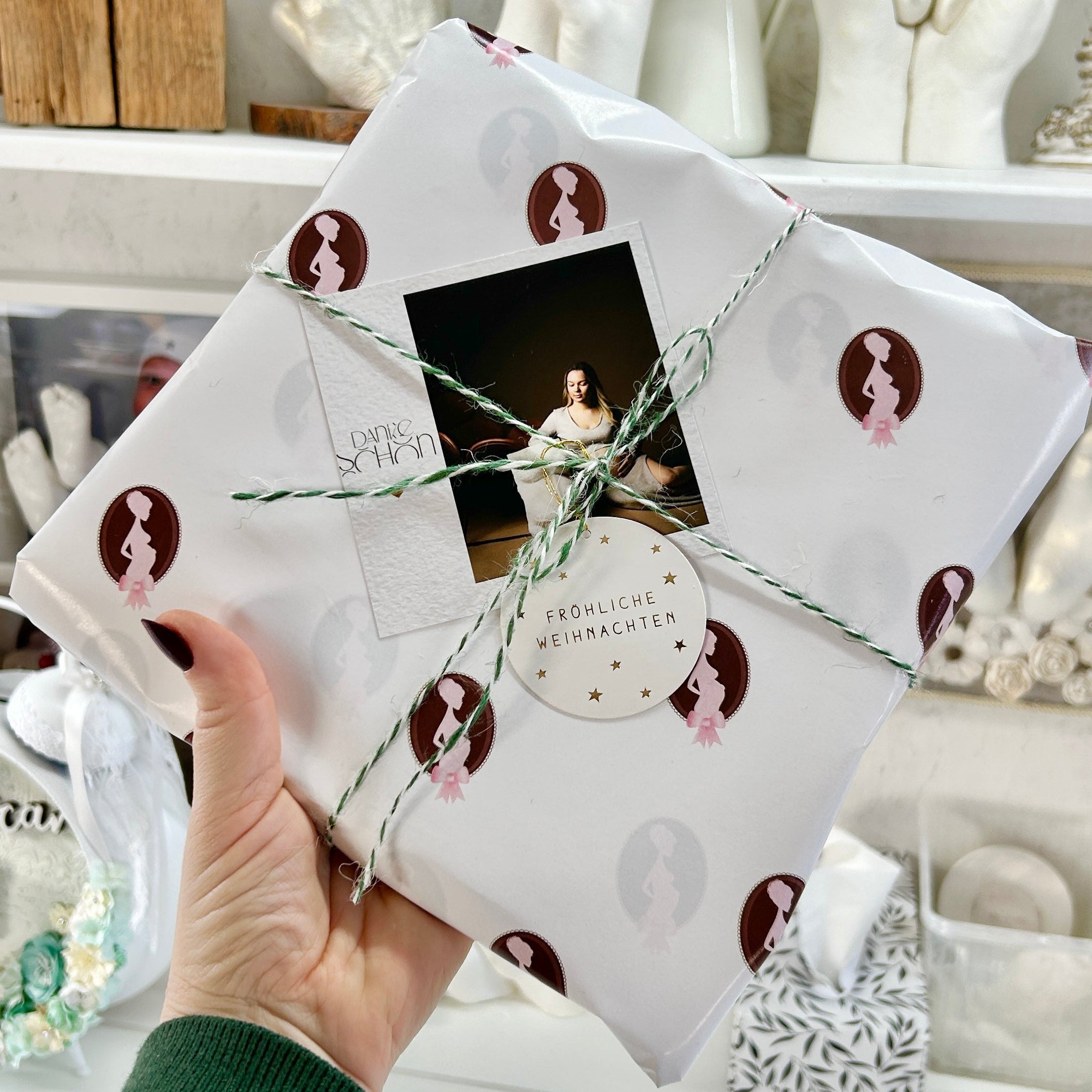 Dein Abdruckset im Babybauch schwangerschafts logo von Atelier Bodyparts einpacken lassen und direkt verschenken.