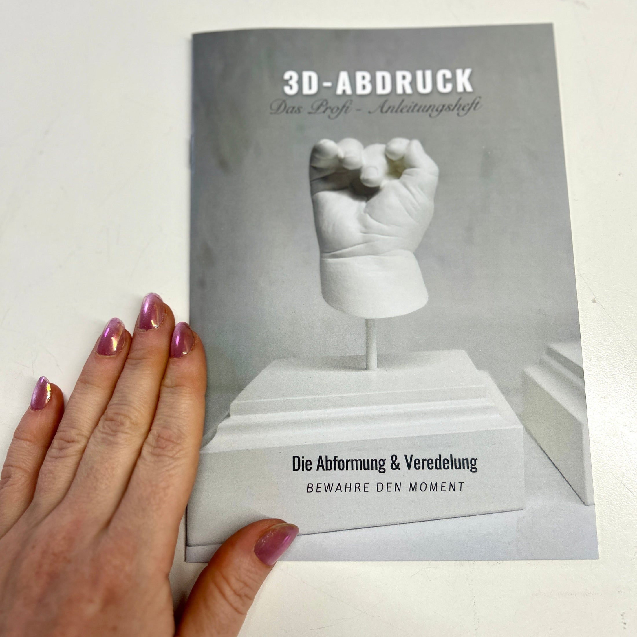 Profi-Anleitungsheft für Baby 3D-Abdruck – 12-seitige Schritt-für-Schritt-Anleitung von Abformung mit Alginat über Ausgießen bis zur Veredelung. Enthaltene Anleitung für 3D Hand- und Fußabdrücke ab Geburt, passend zu den Materialien aus dem Atelier Bodyparts.