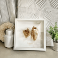 Bild in Galerie-Betrachter laden, Bilderrahmen fuer Baby 3D Hand Fussabdruck Rahmen weiss, gold mit Kindes Namen Gravur bestellen, kaufen - www.babybauch-abdruecke.de
