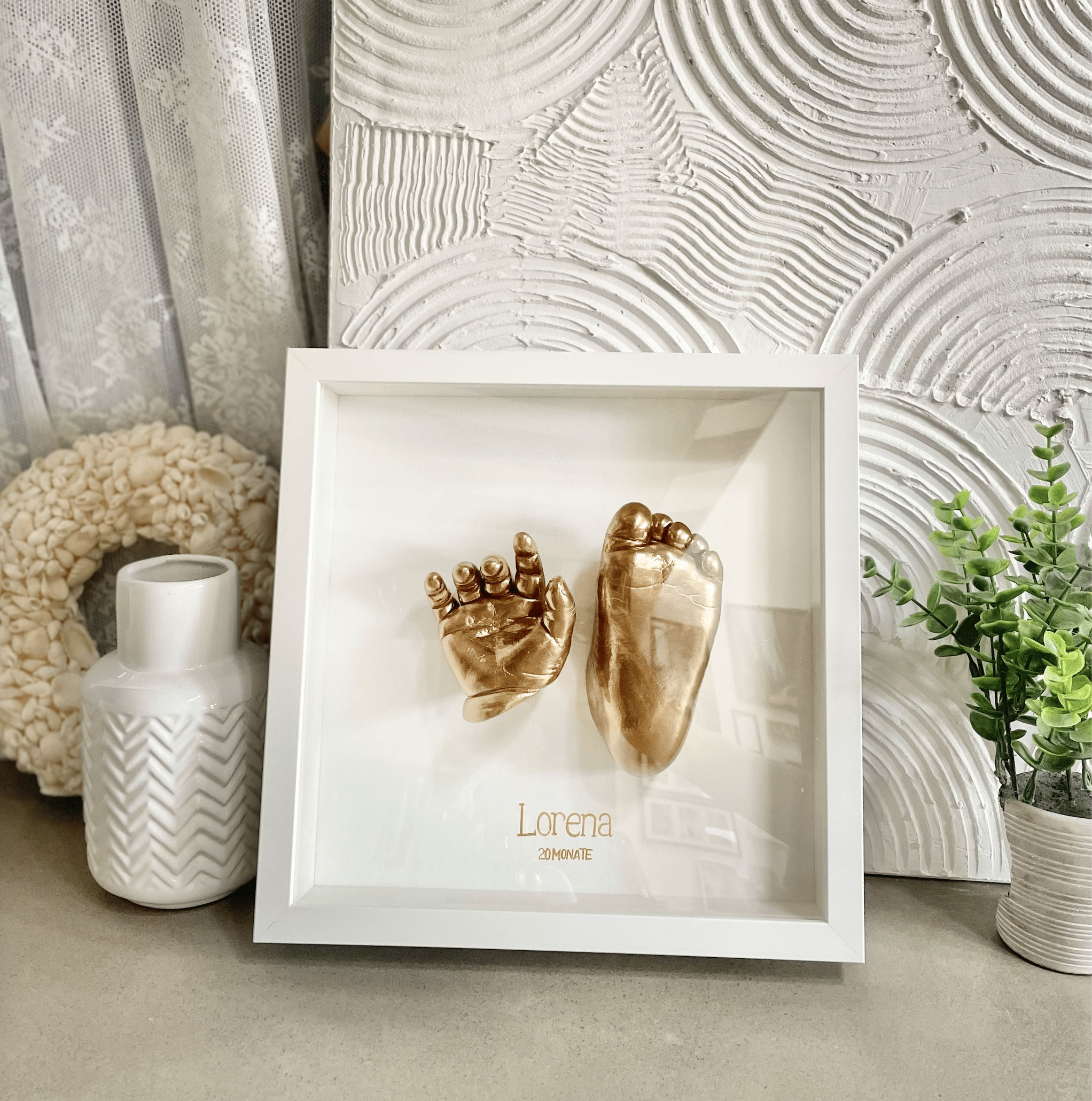 Bilderrahmen fuer Baby 3D Hand Fussabdruck Rahmen weiss, gold mit Kindes Namen Gravur bestellen, kaufen - www.babybauch-abdruecke.de