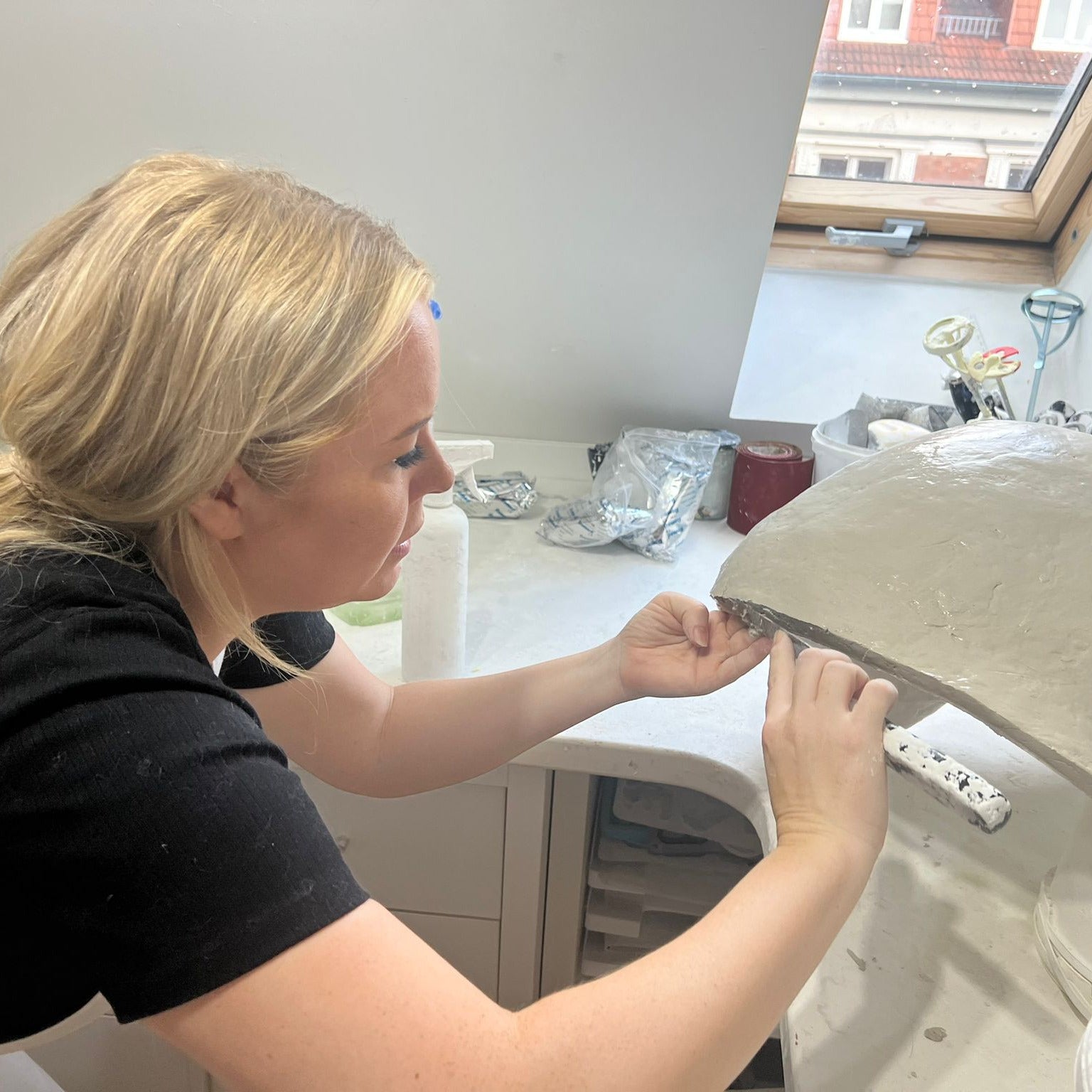 Flächenveredelung wird auf Babybauch Gipsabdruck aufgetragen - Atelier Body - pArts