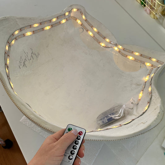 Babybauch-Gipsabdruck von hinten, professionell veredelt mit eingebautem LED-Stripe, Fernbedienung und Batteriebetrieb – individuelles Highlight im Rahmen meines Veredelungsservices für Schwangerschaftsabdrücke.- Atelier Body - pArts