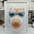 Bild in Galerie-Betrachter laden, Künstlerisch gestalteter Babybauch-Gipsabdruck mit Hautfarblackspray, zeigt realistische Hautfarbe und feminine Verzierungen. - Atelier Body - pArts
