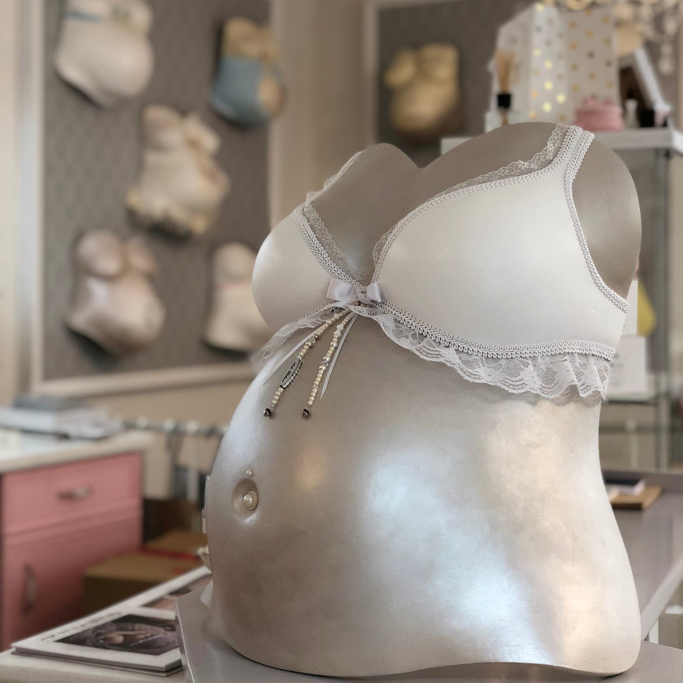 babybauch gipsabdruck bh perlmutt weiss silber spitze schwangerschaft andenken schenken geburt kunsthandwerk handarbeit babybauchabdruck