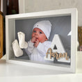 Bild in Galerie-Betrachter laden, Rahmen für Baby 3D - Abdrücke mit Babyfoto + Gravur & Buchstabe - Atelier Body - pArts
