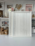 Bild in Galerie-Betrachter laden, Weißer Bilderrahmen 50x70 cm mit Shabby-Holz-Tapeten-Design für Gipsabdrücke Babybauch, inklusive Aufhängung – Beleuchtung optional zubuchbar. - Atelier Body - pArts
