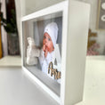 Bild in Galerie-Betrachter laden, Rahmen für Baby 3D - Abdrücke mit Babyfoto + Gravur & Buchstabe - Atelier Body - pArts
