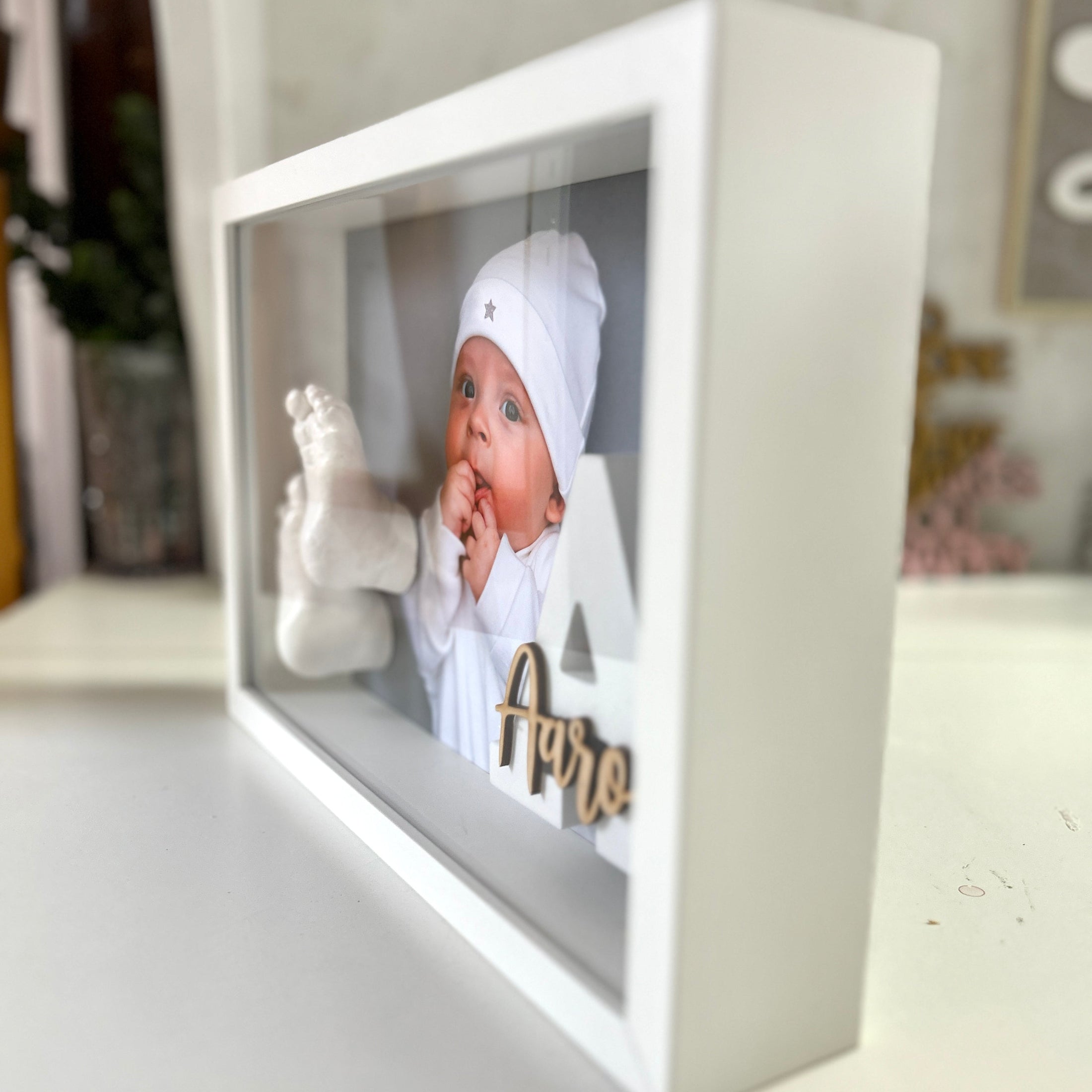 Rahmen für Baby 3D - Abdrücke mit Babyfoto + Gravur & Buchstabe - Atelier Body - pArts