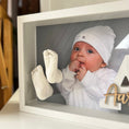 Bild in Galerie-Betrachter laden, Rahmen für Baby 3D - Abdrücke mit Babyfoto + Gravur & Buchstabe - Atelier Body - pArts
