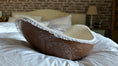 Bild in Galerie-Betrachter laden, Das Bild zeigt eine edle Belly Bowl aus einem Babybauch Gipsabdruck mit dekorativen Stuckornamenten im Renaissance-Stil. Die Außenseite der handgefertigten Bauchschale ist in Dunkelbraun gehalten, während die Innenseite cremefarben gestaltet wurde. Verziert mit einer weißen Posamentenborte und einer feinen Rüschenbordüre wirkt die Belly Bowl besonders elegant und nostalgisch. Die kunstvoll veredelte Bauchschale dient als stilvolles Wohnaccessoire und persönliches Erinnerungsstück - Atelier Body - pArts
