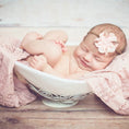 Bild in Galerie-Betrachter laden, Das Bild zeigt ein Neugeborenes liebevoll in einer Belly Bowl aus einem Babybauch Gipsabdruck liegend. Die handgefertigte Bauchschale wurde als besonderes Fotoaccessoire für ein Babyshooting nach der Geburt verwendet und mit einem weichen Tuch sowie einem Haarband dekoriert. Die personalisierte Belly Bowl dient als emotionale Erinnerung an Schwangerschaft und Geburt und eignet sich ideal für professionelle Newborn-Fotografie – Veredelung als Alternative zur Ton Bauchschale - Atelier Body - pArts
