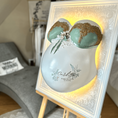 Bild in Galerie-Betrachter laden, Babybauch-Gipsabdruck im BH-Design Eleganz, professionell veredelt, lackiert und mit floralen Babynamen gestaltet – direkt buchbar im Atelier Bodyparts, Julia Schulze, Erfurt.
