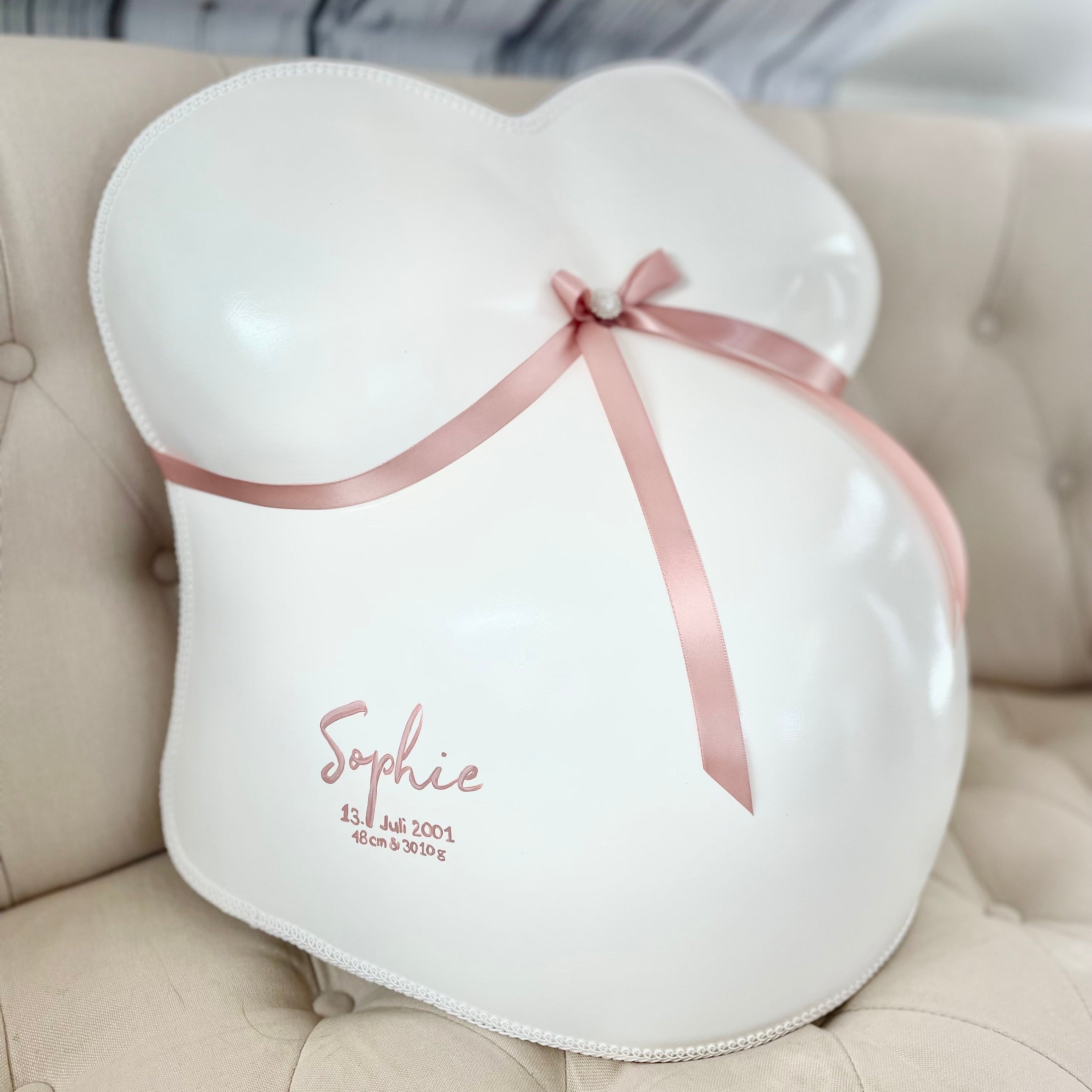 Professionell gestalteter Babybauch-Gipsabdruck im Classic Design, weiss altrosa lackiert und veredelt von Julia Schulze im Atelier Erfurt + Babynamen und Satinschleife. - Atelier Body - pArts