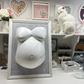 Bild in Galerie-Betrachter laden, Professionell veredelter und lackierter Babybauch-Gipsabdruck im Classic Design, auf Bilderrahmen aufhängen Atelier Julia Schulze, Erfurt.
 - Atelier Body - pArts
