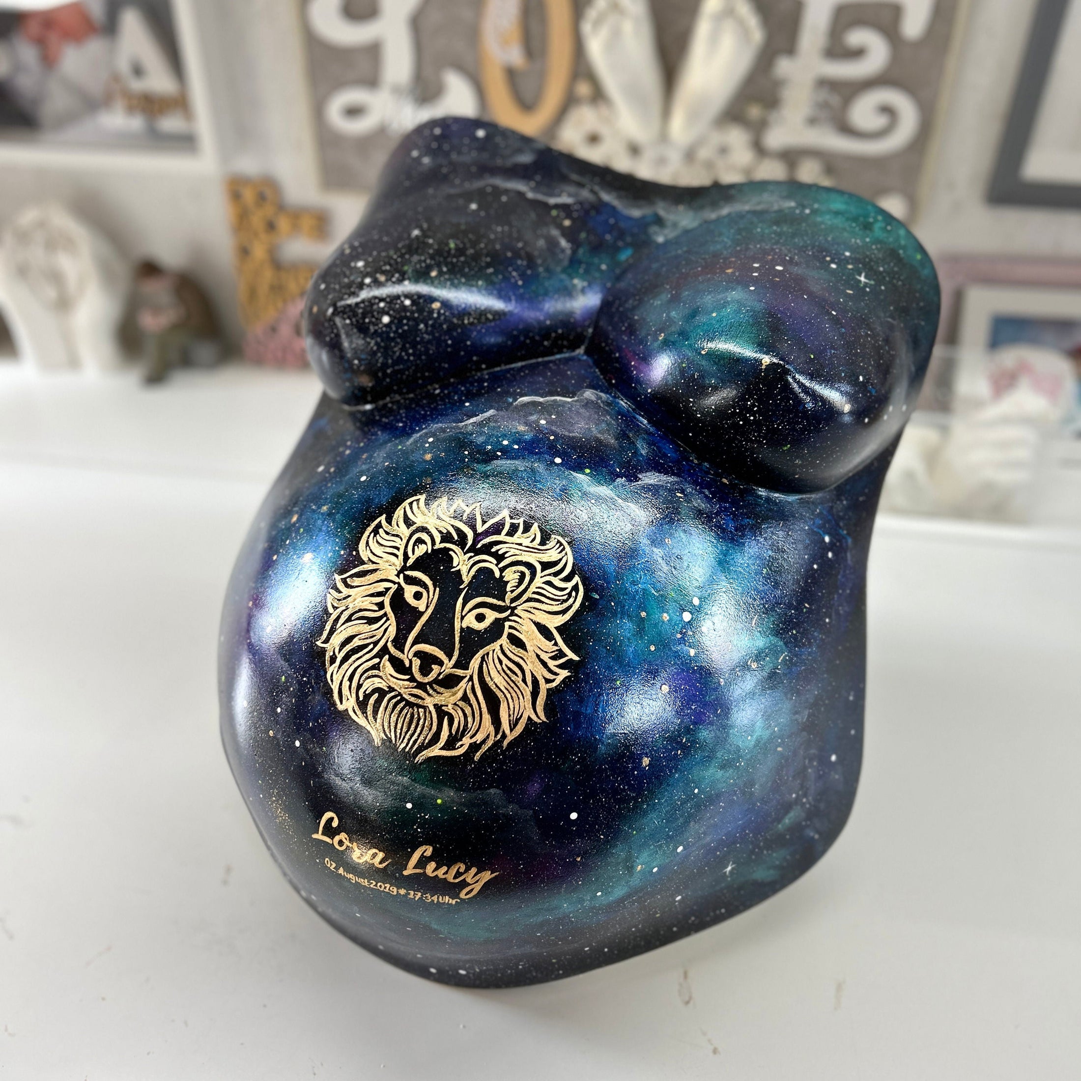gipsabdruck babybauch universum acrylbemalung sternzeichen loewe gold atelier bodyparts julia schulzereparatur glaettung bemalung design abformung selbstgemacht