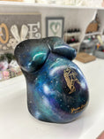 Bild in Galerie-Betrachter laden, gipsabdruck babybauch universum acrylbemalung sternzeichen wassermann aquarius gold atelier bodyparts julia schulze reparatur aufarbeitung spachteln schleifen gipsbauch abformung selbstgemacht
