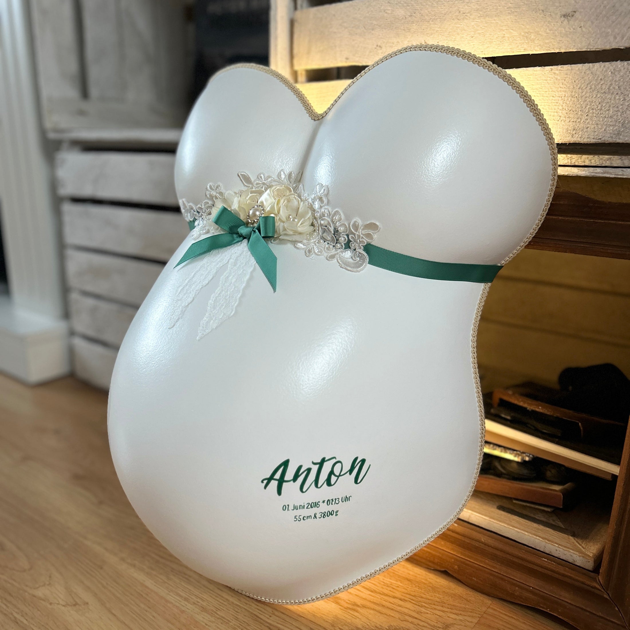 Veredelter Babybauch-Gipsabdruck aus der Schwangerschaft im weiss grünen Classic Design, professionell lackiert und gestaltet, mit LED Licht im Atelier Julia Schulze, Erfurt.
 - Atelier Body - pArts