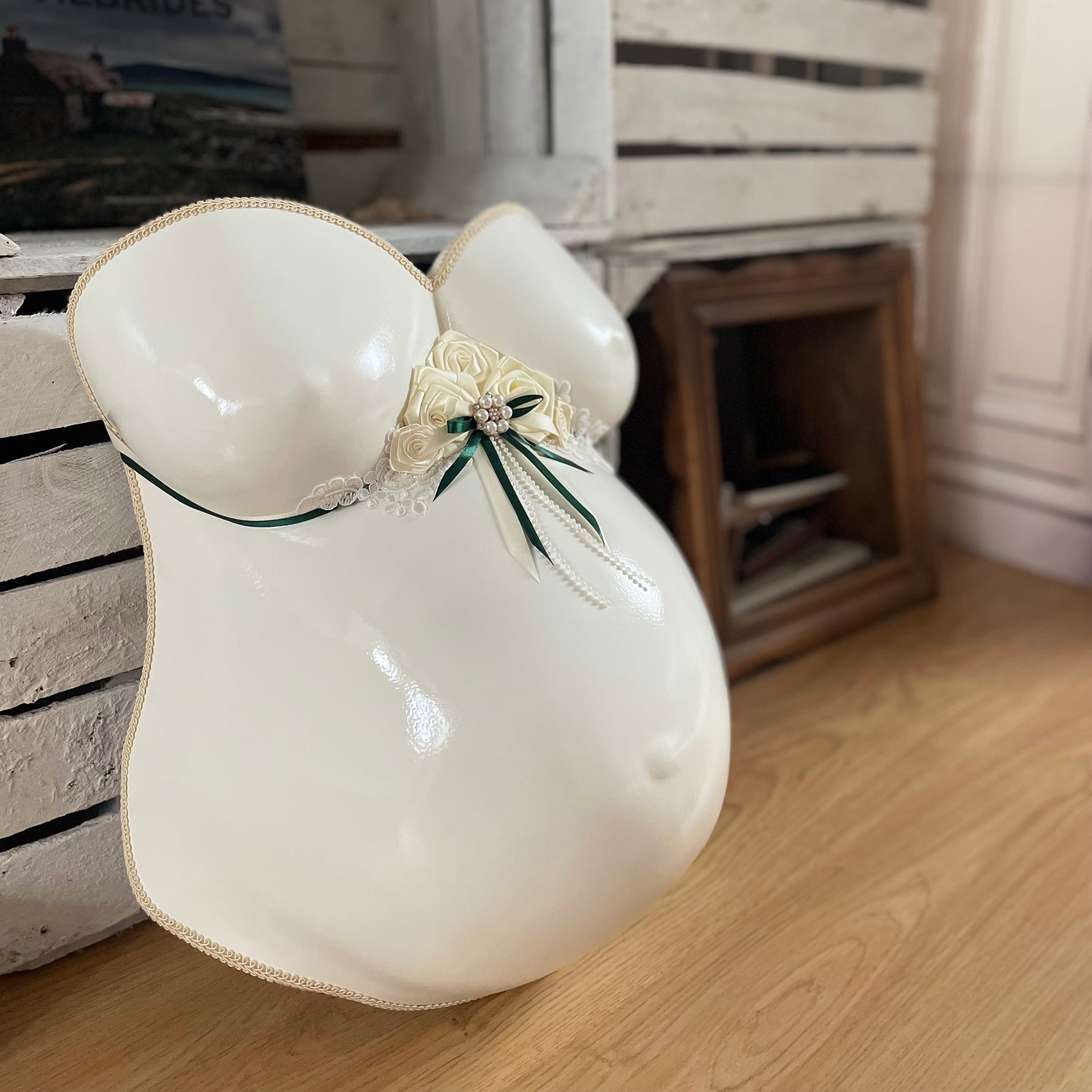 Babybauch-Gipsabdruck im weissen Classic Design, handveredelt und lackiert, professioneller Service für Schwangerschaftsabdrücke im Atelier Julia Schulze, Erfurt. - Atelier Body - pArts