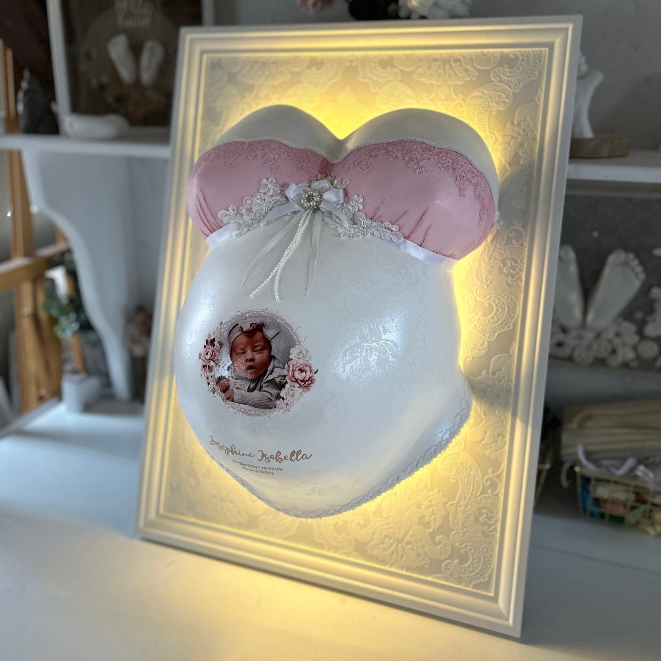 Babybauch-Gipsabdruck im BH-Design Eleganz, veredelt und lackiert, professionell gestaltet und im Bilderrahmen mit Beleuchtung präsentiert – Atelier Bodyparts, Julia Schulze, Erfurt.