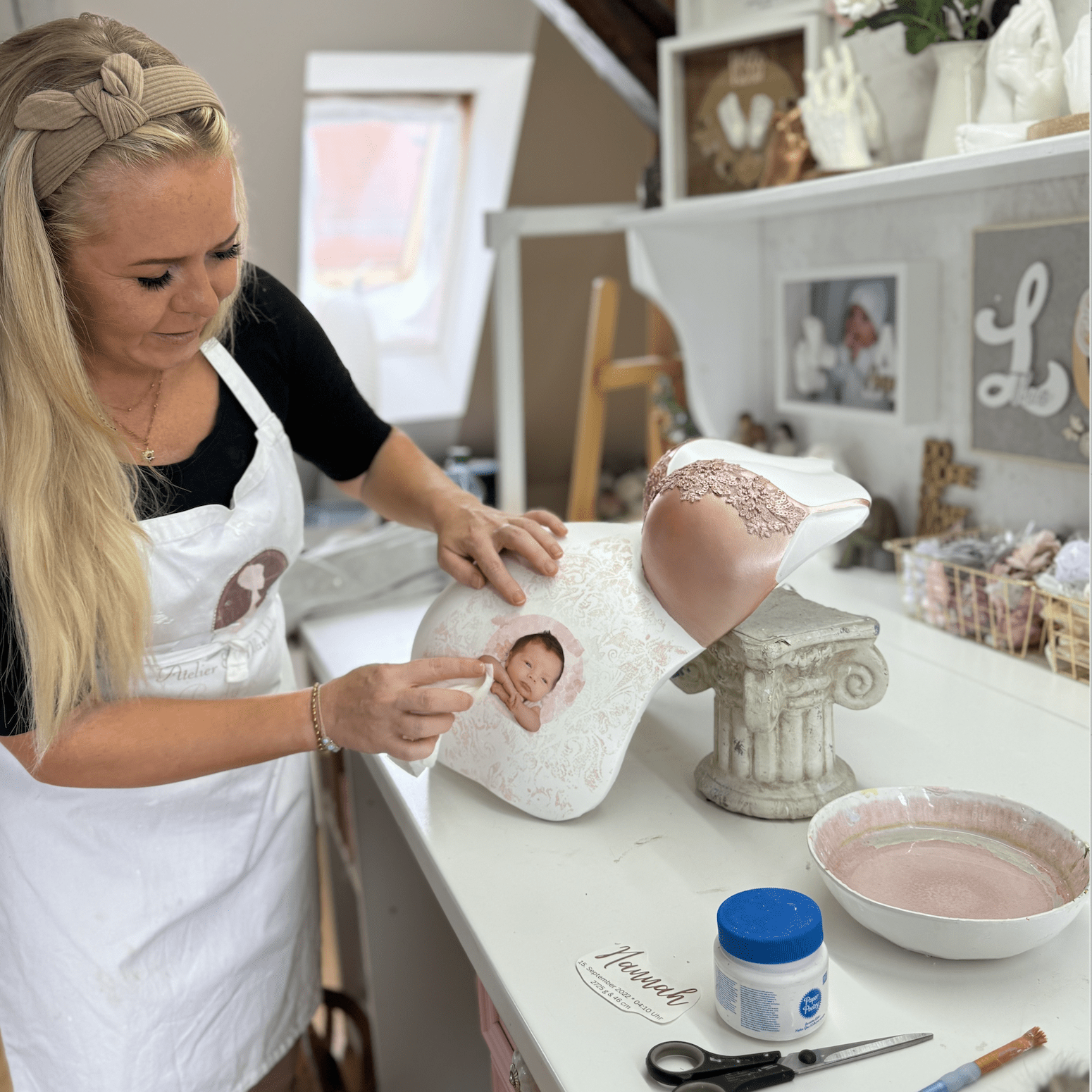 Babybauch-Gipsabdruck im BH-Design Eleganz, veredelt und lackiert, individuell gestaltet mit Babyfoto – professioneller Veredelungsservice im Atelier Bodyparts, Julia Schulze, Erfurt.
 - Atelier Body - pArts