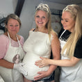 Bild in Galerie-Betrachter laden, Gipsabdruck vom Babybauch während der Schwangerschaft im Atelier Erfurt.

