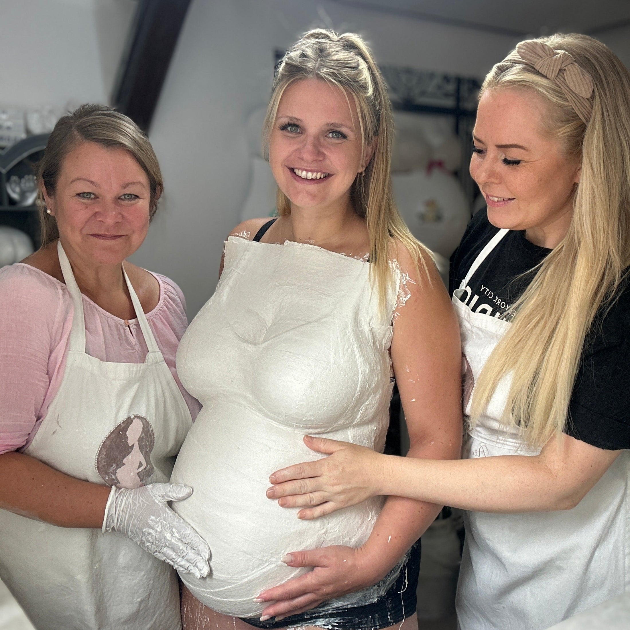 Gipsabdruck vom Babybauch während der Schwangerschaft im Atelier Erfurt.