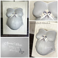 Bild in Galerie-Betrachter laden, gipsabdruck babybauch gipsbauch grau weiss auf rahmen satinblumen schleife profi veredelung kuenstler atelier Bodyparts Julia schulze
