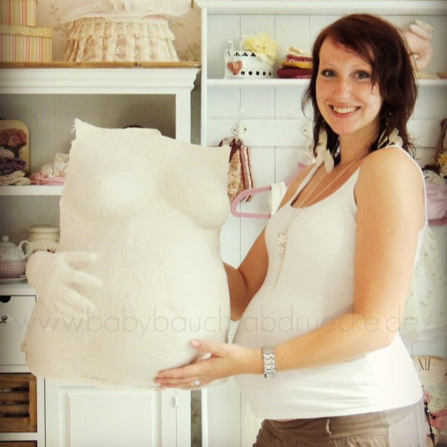 gipsabdruck babybauch gipsbinden abformung atelier professionell julia schulze erfurt thueringen bauchabdruck mit hand schwangerschaft