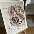 Bild in Galerie-Betrachter laden, gipsabdruck babybauch mosaik rosegold auf weissen rahmen mosaiksteine handarbeit zwillingsbauch gravur babynamen spiegelmosaik professionell atelier bodyparts julia schulze
