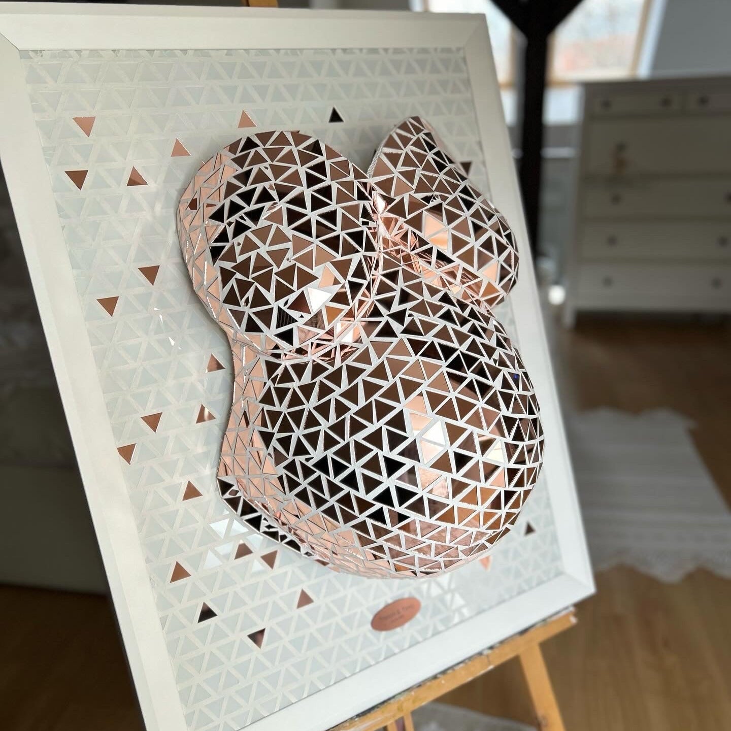 gipsabdruck babybauch mosaik rosegold auf weissen rahmen mosaiksteine handarbeit zwillingsbauch gravur babynamen spiegelmosaik professionell atelier bodyparts julia schulze