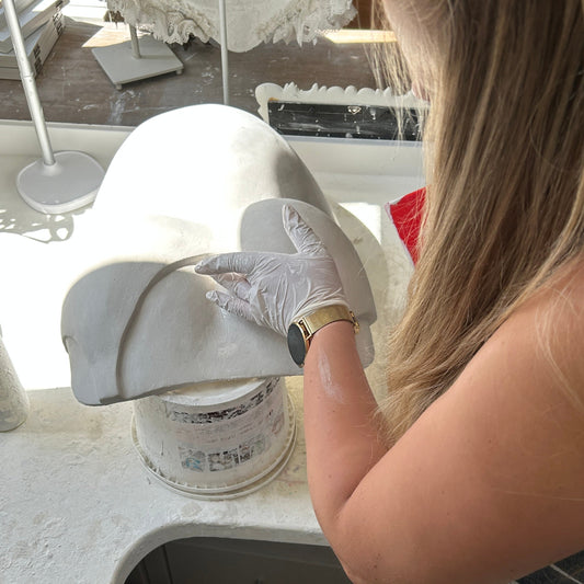 Spezialspachtel für die Oberflächenglättung von Gipsabdrücken, 10 x 7cm, rot - „Veredelungs- und Reparaturmaterial für Babybauch-Gipsabdrücke: Gipsabdruckflächen-Versiegelung und Gipsmasse-Pulver für Stabilität, Glättung und dekorative Fertigstellung.“
Keywords: Gipsabdruck Babybauch, Reparaturset, Veredelungsset, Gipspulver, Versiegelung, DIY Babybauchabdruck, Babybauchabformung, Profianleitung, Julia Schulze, Expertin, Atelier Body - pArts