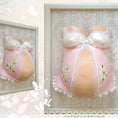 Bild in Galerie-Betrachter laden, gipsabdruck_babybauch_rosa_maedchen_negligee_lilien_bilderrahmen_romantisch_satinschleife

